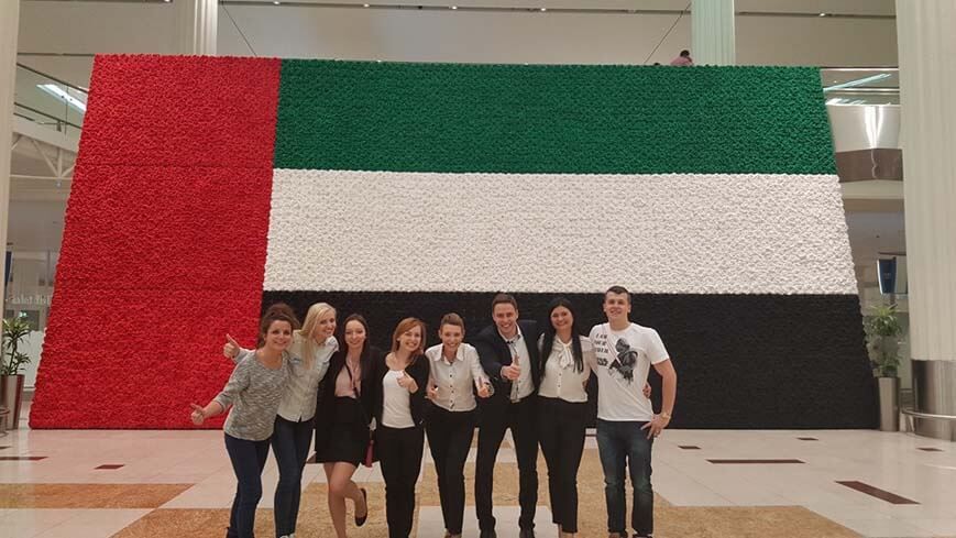 Nuevos cabin crew Emirates después de aterrizar por primera vez en el aeropuerto de Dubái.